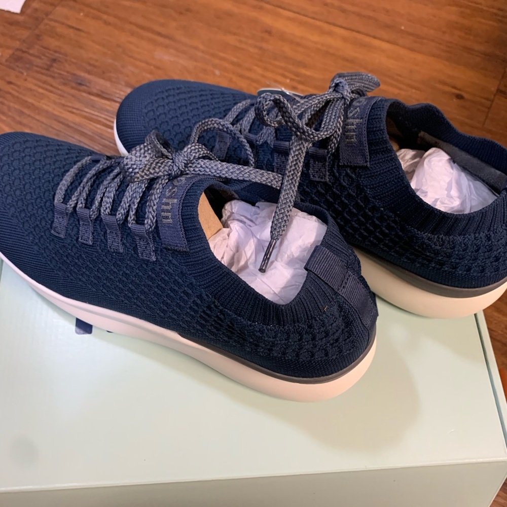 Moshn women’s shoes 
Vigor
Color-Dress Blue
9medium
Never worn